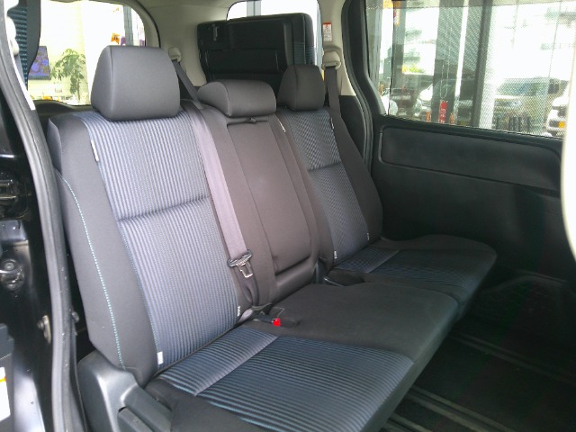 Toyota Voxy 8