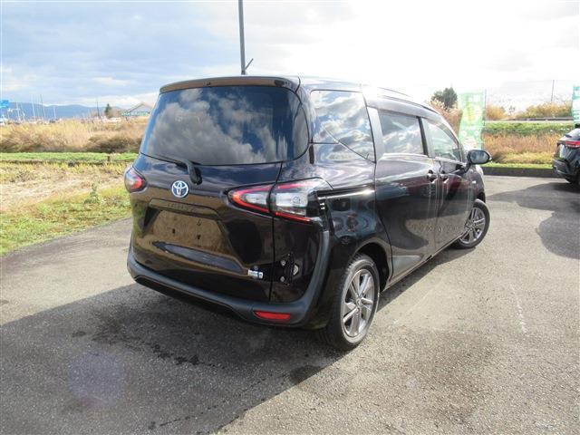 Toyota Sienta 3