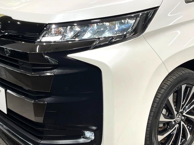 Toyota Noah 12