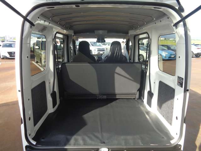 Daihatsu Hijet Cargo 12