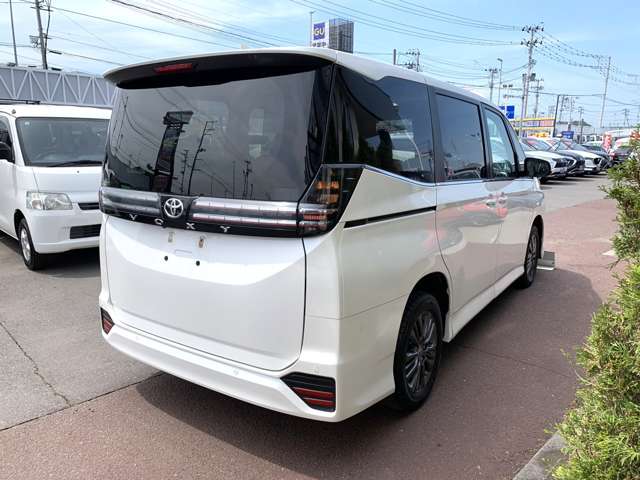 Toyota Voxy 9