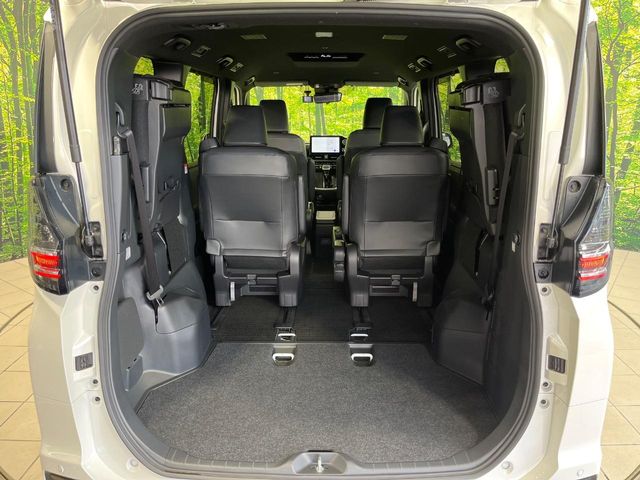 Toyota Voxy 11