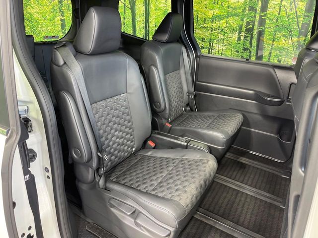 Toyota Voxy 9