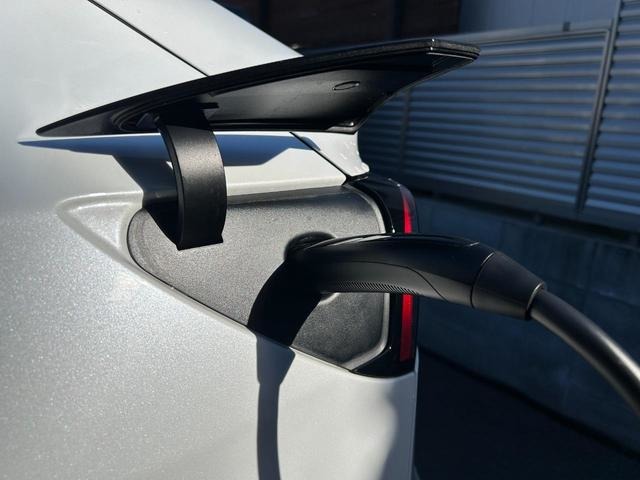 Tesla Model Y 4