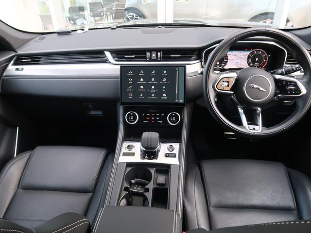 Jaguar F-Pace 2