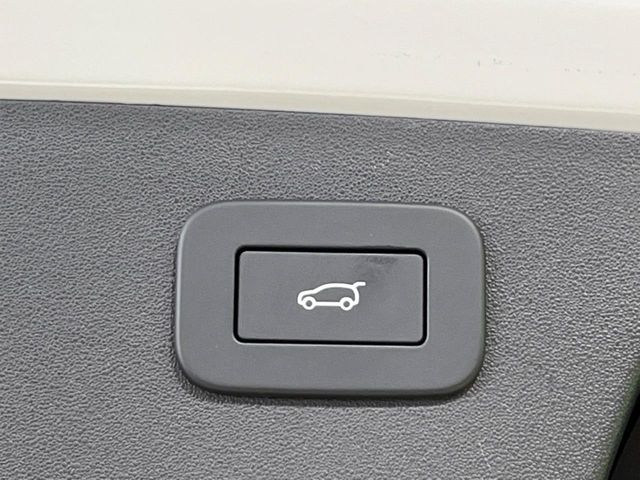 Jaguar E-Pace 11