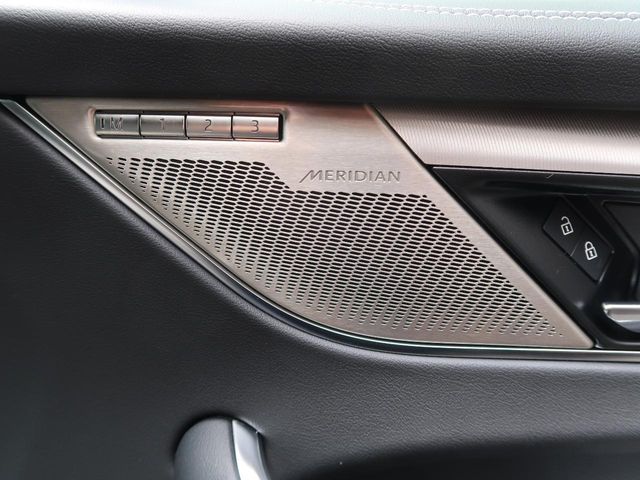 Jaguar F-Pace 11