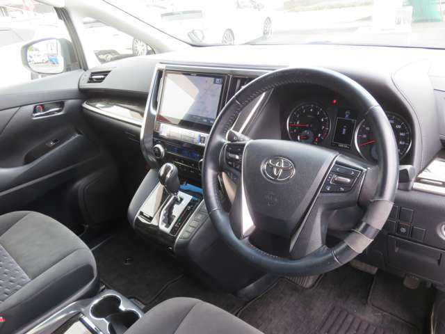 Toyota Vellfire 4