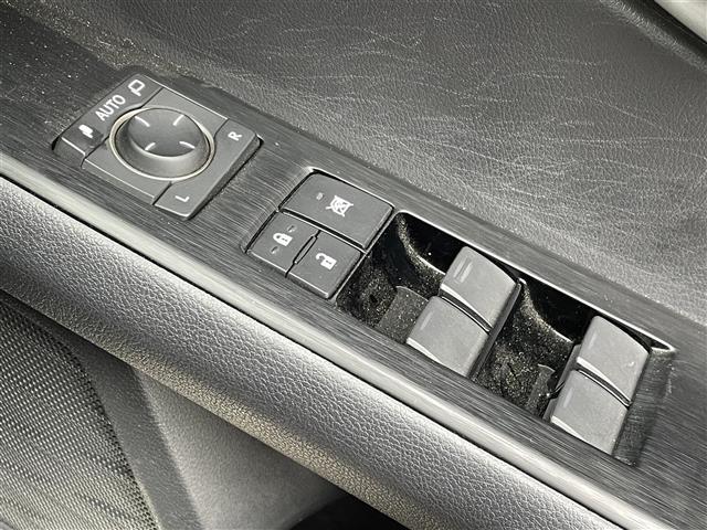 Lexus UX 12