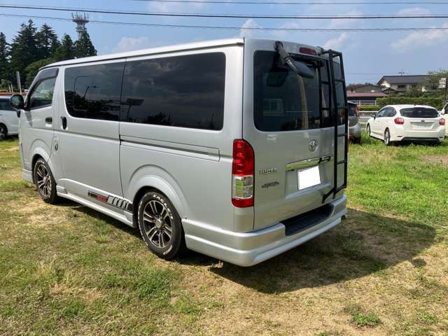 Toyota Hiace Van 7