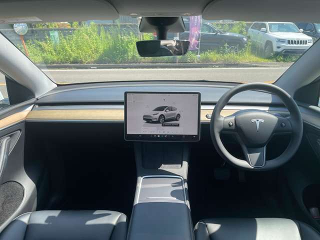 Tesla Model Y 4