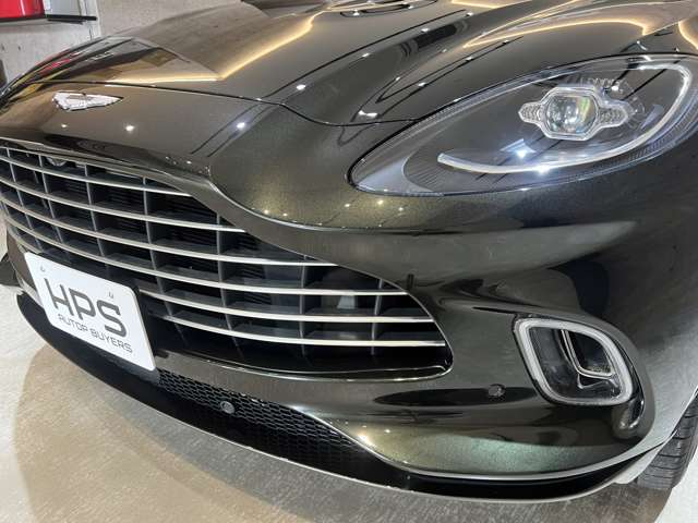 Aston Martin DBX 12