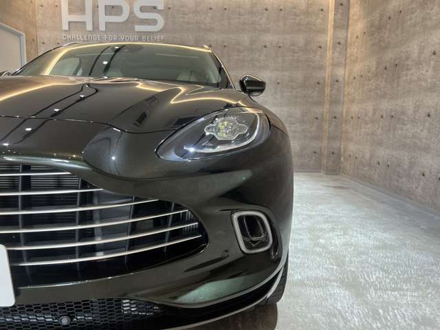 Aston Martin DBX 10